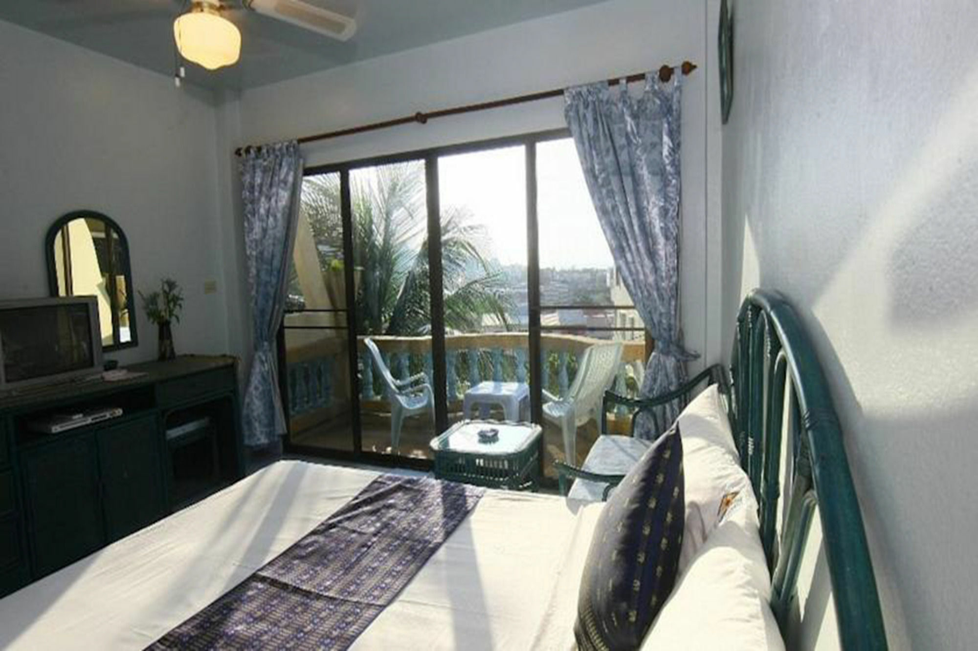 Sunbeach Mansion Hotell 2*